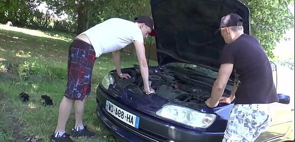  Louise, jolie maman mal baisée, se fait enculer par un jeune